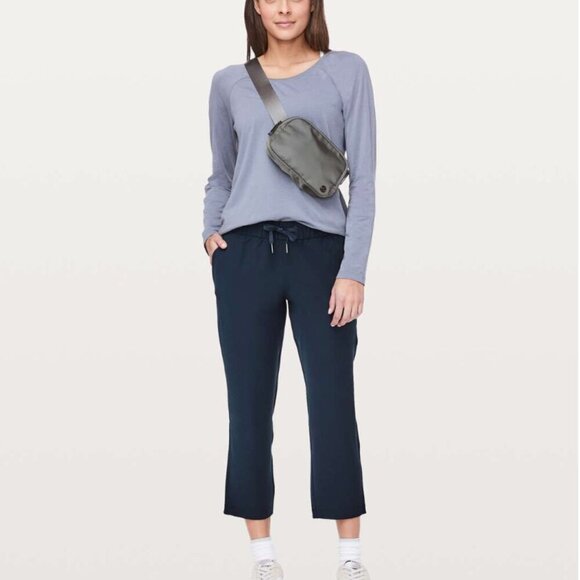 Lululemon On The Fly Crop *Woven 23" True Navy Size 2 - Picture 1 of 9